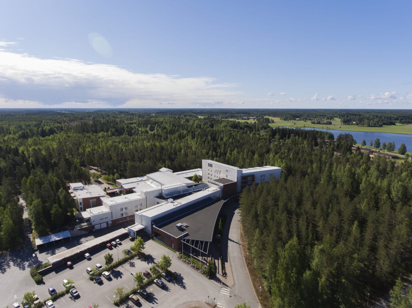 Kunnonlähde Kankaanpään rakennuksen ilmakuva. Ympärillä metsää ja taustalla näkyy myös järvi.