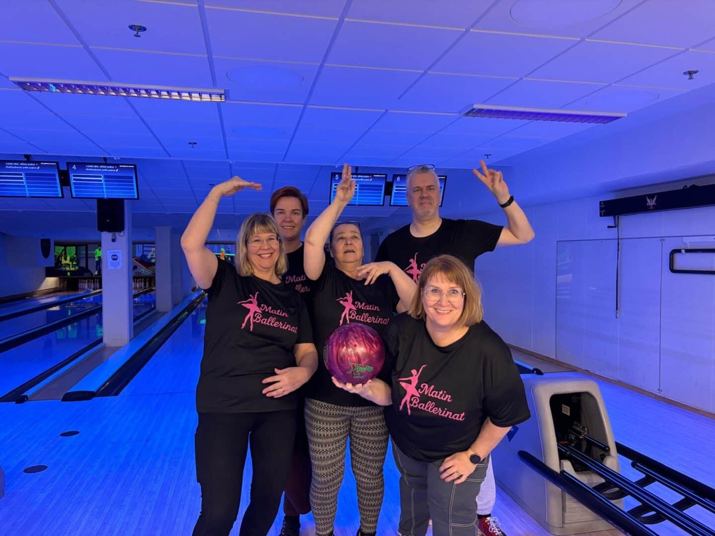 Iloinen Kiila-kuntoutuskurssiporukka tuulettaa Kunnonlähteen keilahallissa.